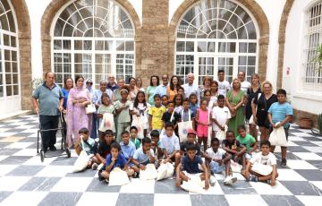 Fotografía de grupo de la recepción a los menores saharauis en el Palacio Provincial. 