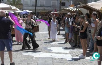 La música andalusí ameniza las calles de la ciudad.