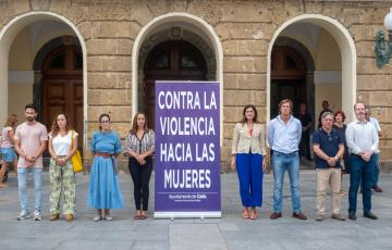 Concejales guardan el minuto de silencio frente al Ayuntamiento