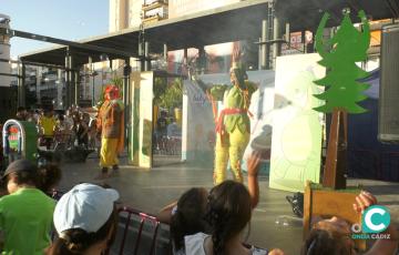 Familias disfrutan del espectáculo infantil 'Canta y baila con Mon El Dragón' en la Glorieta Ana Orantes.