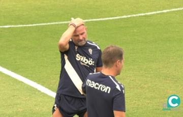 Paco López dialoga con el preparador físico Manu Poblaciones durante el entrenamiento 