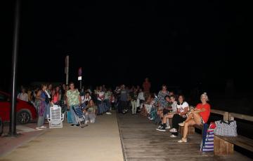 Un grupo de personas se reúnen en la playa de Camposoto para disfrutar de las Perseidas. 