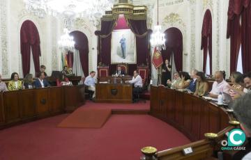 Imagen de una sesión plenaria en el salón de plenos del Ayuntamiento de Cádiz. 