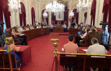 La corporación del Ayuntamiento de Cádiz debate en la sesión de pleno extraordinaria. 