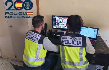 Agentes de la Policía buscan a ciberdelincuentes de pornografía infantil en una imagen de archivo.