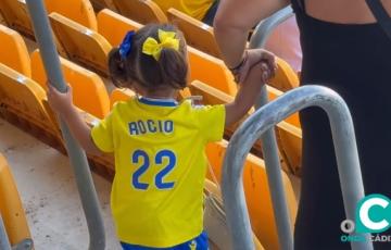 Una aficionada presencia el entrenamiento del primer equipo cadista