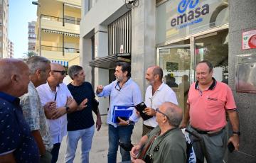 José Manuel Verdulla y técnicos de Emasa mantienen un encuentro con los representantes vecinales para explicarles la situación actual.