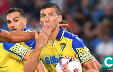 Rubén Alcaraz celebra el gol de la igualada para los amarillos (Foto: Cádiz CF)