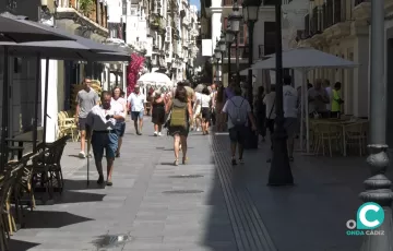 Izquierda Unida considera que se está incumpliendo la Ordenanza de Terrazas municipal en distintos puntos de Cádiz. 