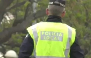 Un agente de la Policía Local regula el tráfico en una imagen de archivo