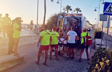 Momento de la evacuación en una ambulancia en el paseo marítimo portuense.