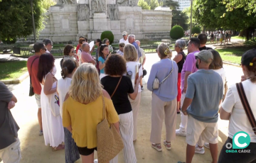 Un grupo de invitados a la singular experiencia ante el monumento de las Cortes en la plaza de España.