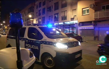 Vehículo de Policía Local en un servicio nocturno por la capital gaditana en una imagen de archivo.