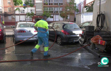 Baldeo en una de las calles de la capital gaditana