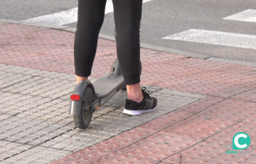 Un patinete aguarda a pasar por una calle en la ciudad