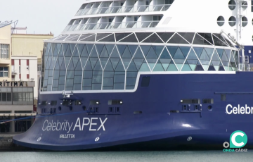 Detalle de la popa del vistoso navio en el muelle gaditano