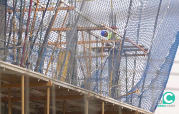 Un trabajador en un edificio en construcción en la capital gaditana