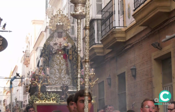 La Virgen de la Victoria celebró un novedoso rosario vespertino por el barrio del Mentidero en la cita mariana de agosto