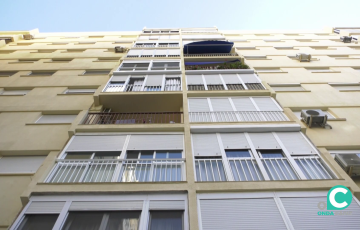 Imagen de la fachada de un edificio en la capital gaditana