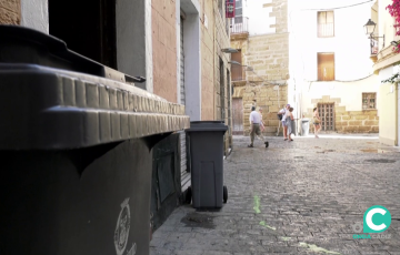 Contenedores en una calle del barrio del Pópulo de Cádiz