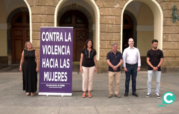 Representación institucional en el respetuoso momento vivido en la plaza de San Juan de Dios