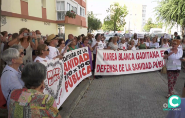 Un momento de la protesta a las puertas del Centro Salud La Paz