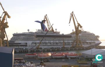 Imagen de un buque en reparación en las astilleros de Cádiz 