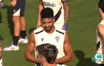 Imagen del jugador del Cádiz CF Chris Ramos, junto a sus compañeros. 