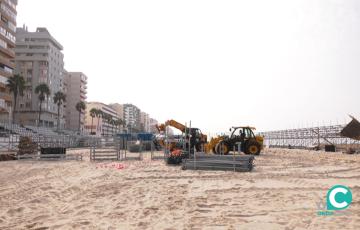 Trabajos de instalación en La Victoria para acoger la fase clasificatoria europea para la Copa Mundial de Fútbol Playa de la FIFA 2025.