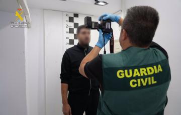 Un agente de la Guardia Civil toma fotografías al detenido, Karim E.B.