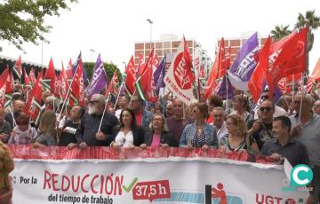 Imagen de la concentración frente a la puerta de la Confederación de Empresarios. 