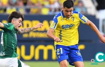 Tomas Alarcón en una acción del encuentro (Foto: Cádiz CF)