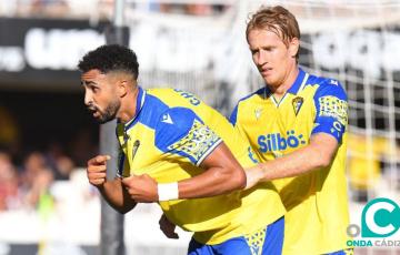 Chris Ramos celebra su segundo gol en Cartagonova (Foto: Cádiz CF)