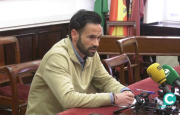 El portavoz de Adelante Izquierda Gaditana, David de la Cruz, en rueda de prensa. 