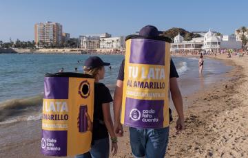 Educadores ambientales de Cada Lata Cuenta en Santa María del Mar