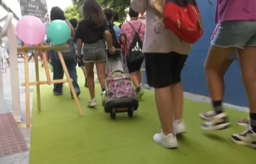 Escolares a la entrada de un centro educativo.