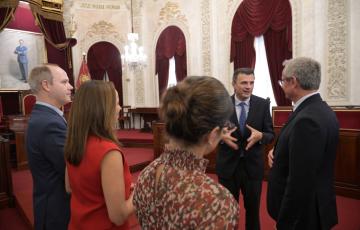 El Embajador de la República de Eslovenia, Robert Krmelj, en el salón de Plenos del Ayuntamiento de Cádiz. 