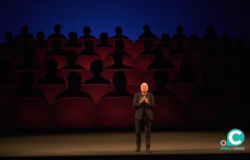 El cómico Carles Sans, en el escenario del Gran Teatro Falla. 