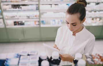 Una farmaceútica en una imagen de archivo