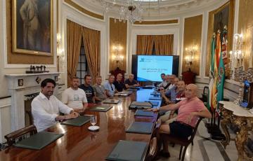 Reunión de técnicos del Servicio de Deportes, representantes de las escuelas y clubes participantes en la Copa de Fútbol Educativo 2025 y la Real Federación Andaluza de Fútbol