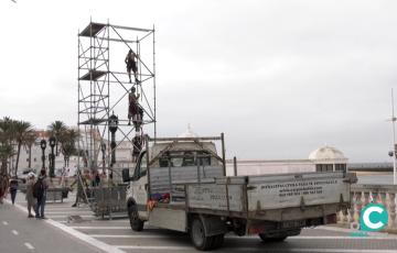 Operarios trabajan en el montaje del espectáculo Fura dels Baus.