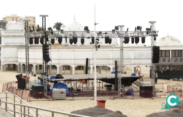 Imagen del montaje del espectáculo en la playa de La Caleta. 