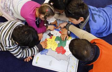 Alumnos estudiando un mapa de España