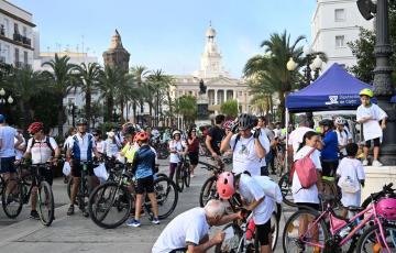 Ciclistas congregados en San Juan de Dios. 