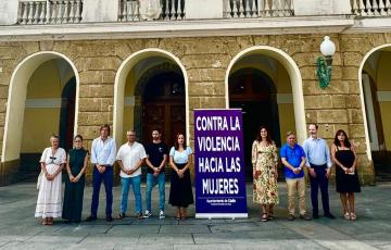 Momento del acto frente al Ayuntamiento de Cádiz