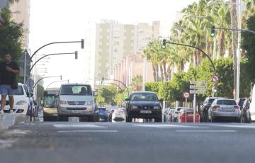 Tráfico circulando en unas de las avenidas de la ciudad. 