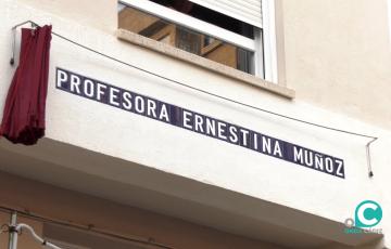 Placa a nombre de la docente e investigadora Ernestina Muñoz.