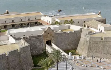 La Policía Local detiene a un varón por lesiones graves y tentativa de robo en el entorno del castillo de Santa Catalina.