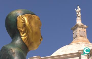 "El Sacerdote de Cádiz" es una de las figuras que completan el conjunto arquitectónico realizado en estos días en la ciudad. 