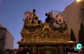 Imagen de la salida extraordinaria del misterio de la hermandad de la Sagrada Cena por las calles de Cádiz. 